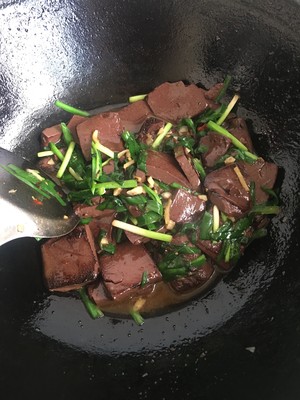 Stir-fried Pork Blood with Leeks recipe