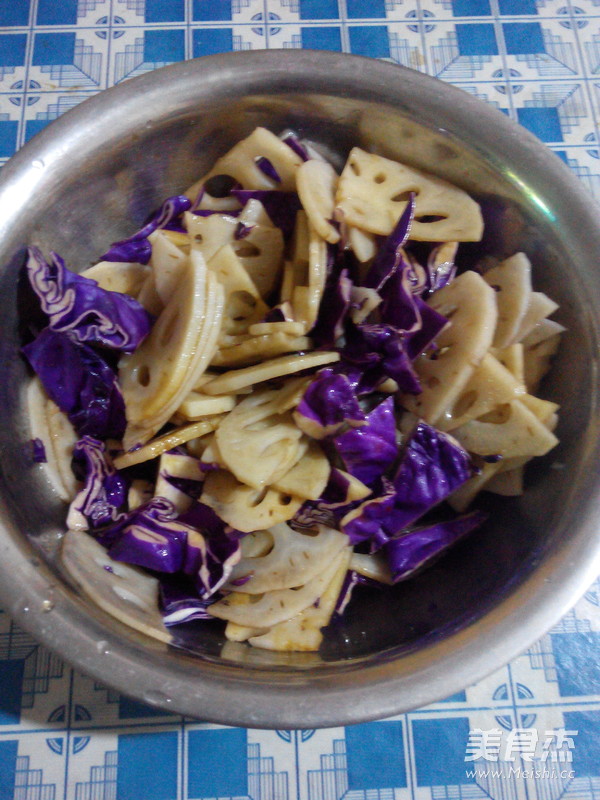 Purple Cabbage Mixed with Lotus Root Slices recipe