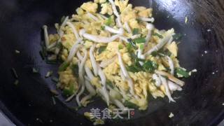 [scrambled Eggs with Seafood and Mushrooms] recipe