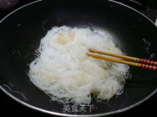 Stir-fried Fine Noodles with Barbecued Cabbage recipe