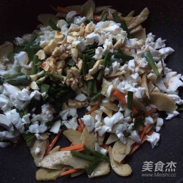 Fried Gluten with Salted Egg and Chives recipe