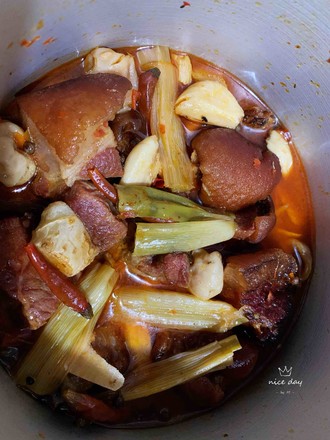 A Special Dish of The Tujia Nationality in Hubei—dried Potatoes Stewed Pork Trotters