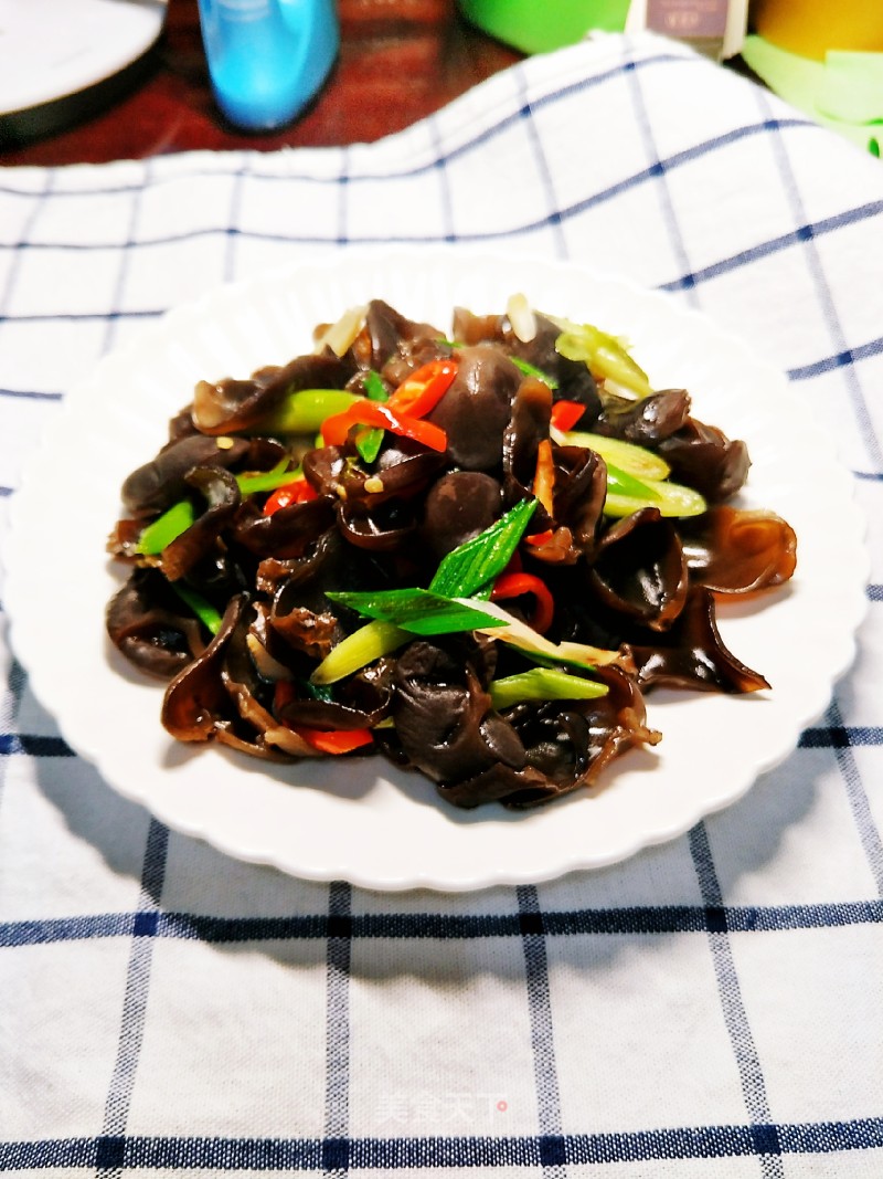 Fried Fungus with Garlic Sprouts recipe