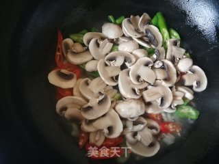 Stir-fried Mushrooms with Green and Red Pepper recipe