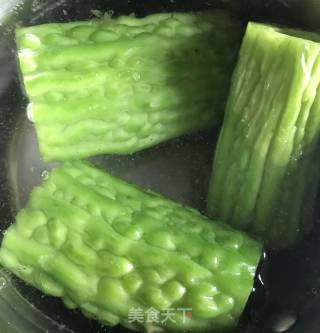 Stuffed Bitter Gourd with Red Dates recipe