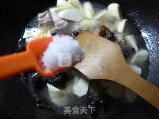 Braised Pork Ribs with Black Fungus and Zizania recipe