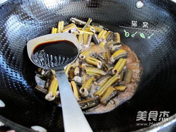 Grilled Rice Eel with Garlic Sprouts recipe