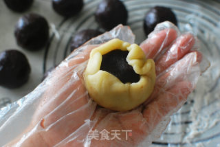 Mooncake with Egg Yolk and Red Bean Paste, Low-gluten Flour Version recipe