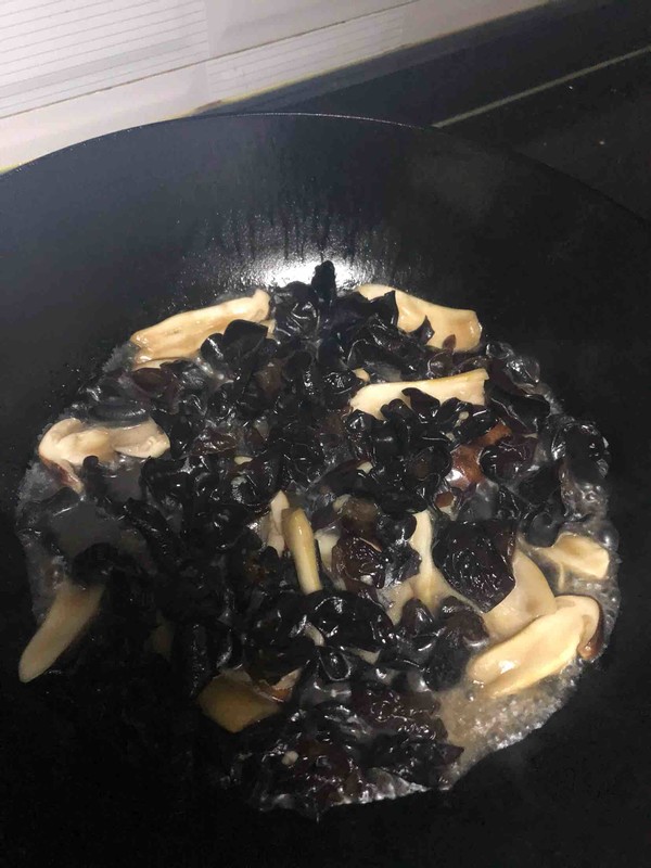 Stir-fried Black Fungus with Matsutake recipe