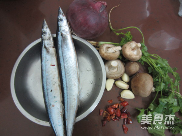 Stewed Saury with Onion and Shiitake Mushrooms recipe