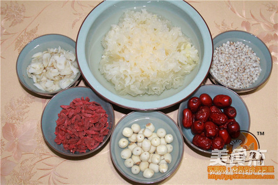 White Fungus and Lotus Seed Soup recipe