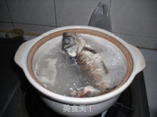 Family Nutrition and Health Soup-seaweed Tofu Crucian Carp Soup recipe