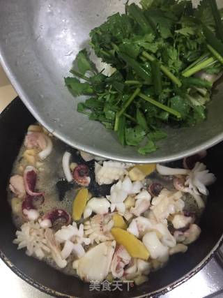 Stir-fried Cuttlefish with Ginger and Green Onion recipe