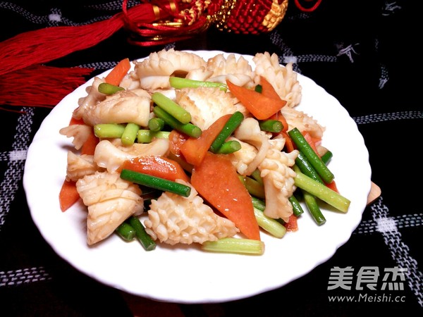 Stir-fried Cuttlefish Flowers with Garlic Stalks recipe