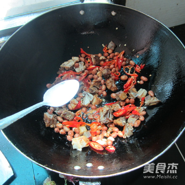 Stir-fried Cured Chicken with Peanuts and Rice recipe