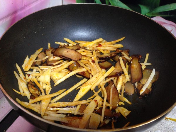 Stir-fried Bacon with Spring Bamboo Shoots and Garlic Moss recipe