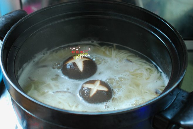 Noodles with Scallops and Abalone Sauce recipe