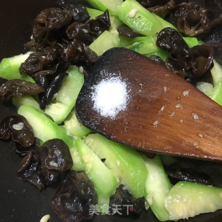 Fried Fungus with Loofah recipe