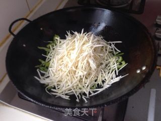 Shredded Pork with Zizania and Green Pepper recipe