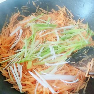 Stir-fried Braised Large Intestine with Shredded Carrots recipe