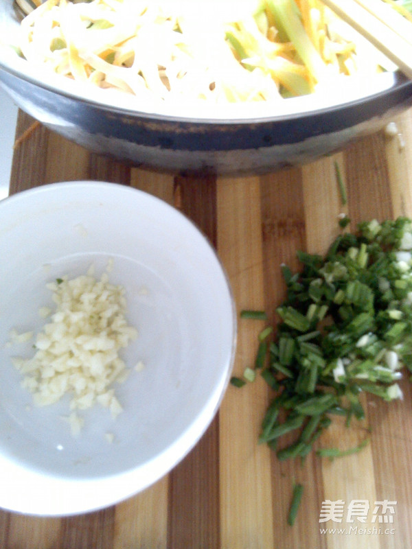 Celery Mixed with Dried Shreds recipe