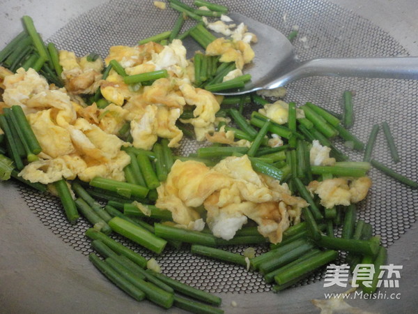 Scrambled Eggs with Chive Moss recipe