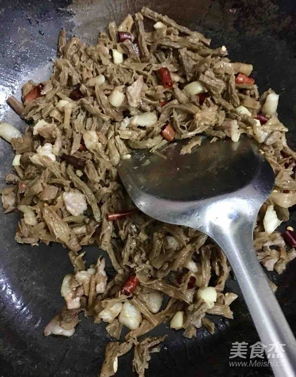 Appetizers (fried Pork with Dried Beans and Garlic Moss) recipe