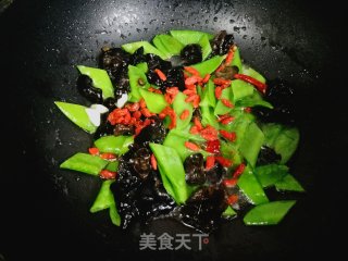 Stir-fried Snow Peas with Wolfberry Fungus recipe