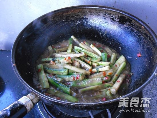 Stir-fried Snake Gourd Strips with Chopped Pepper recipe