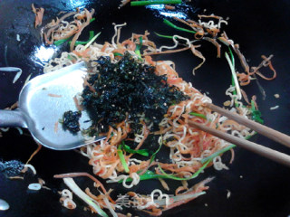 Stir-fried Instant Noodles with Whitebait, Seaweed and Carrot recipe