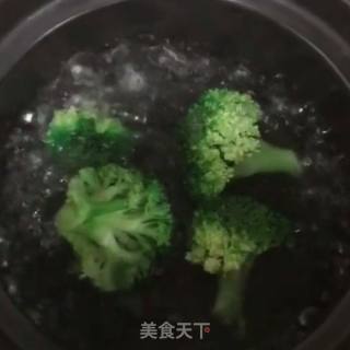 Broccoli and Shrimp Boiled Meatballs recipe