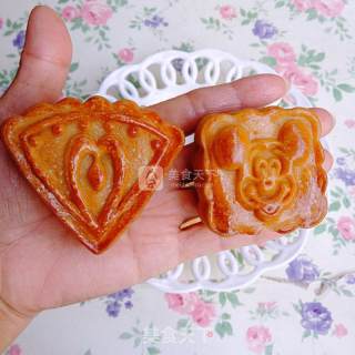 #新良第一节婚纱大赛# Mooncakes with Lotus Seed Paste and Egg Yolk recipe