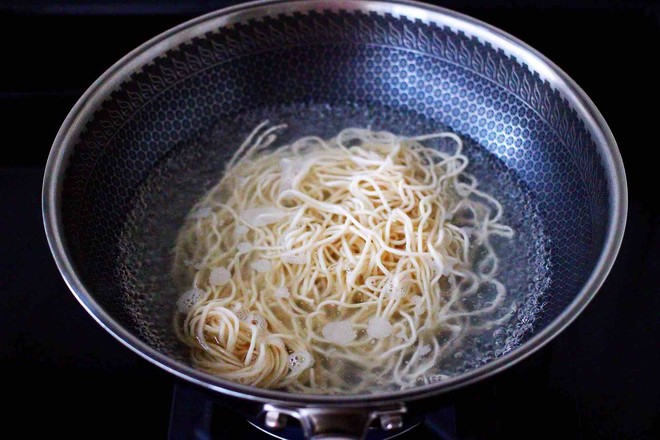 Kidney Bean Sea Prawns Braised Noodles recipe