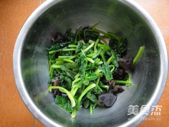 Mustard Spinach with Fungus recipe