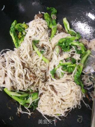 Fried Noodles with Cauliflower and Matsutake recipe