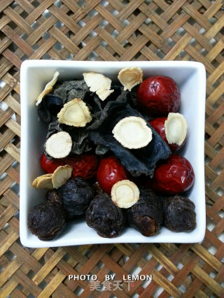 Myth of Beauty--stewed Longan with American Ginseng, Chinese Wolfberry and Red Date Soup recipe