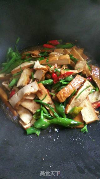Stir-fried Celery with Fragrant Dried Seeds recipe