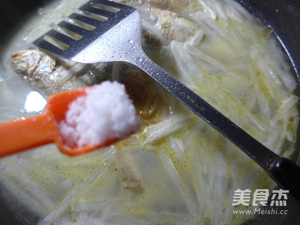 Yellow Croaker Soup with Shredded Radish recipe