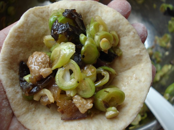 Fried Kidney Bean Buns with Whole Wheat Noodles recipe