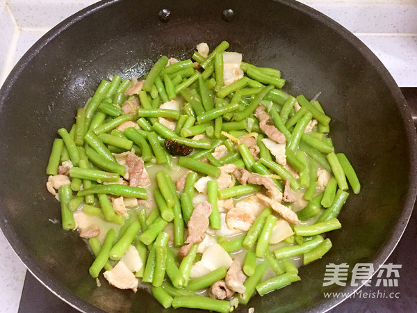 Braised Noodles with Beans recipe