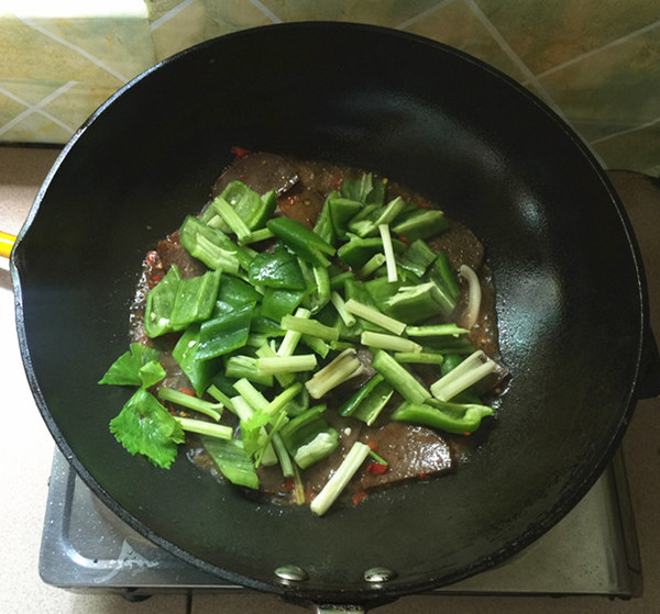 Stir-fried Pork Blood Meatballs with Green Peppers recipe
