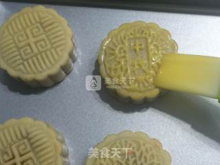 Cantonese-style Lotus Paste and Egg Yolk Mooncakes recipe