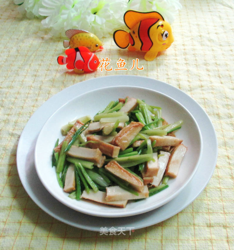 Fried Celery with Fish Tofu recipe