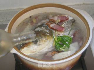 Stewed Silver Carp Head with Frozen Tofu and Bacon recipe