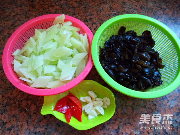 Stir-fried Fungus with Green Bamboo Shoots recipe
