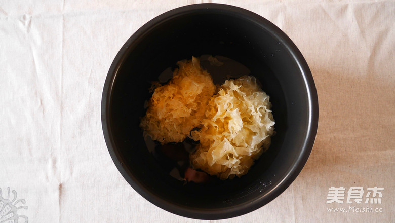 White Fungus and Sydney Baked Soup recipe