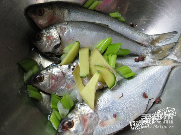 Fried Sea Crucian Carp recipe