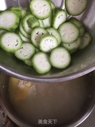 Loofah and Fresh Shellfish Soup recipe