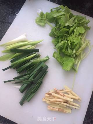 Stir-fried Pork Tripe with Parsley and Garlic Sprouts recipe