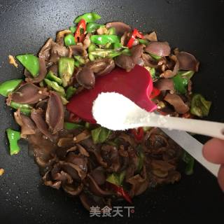 Stir-fried Green Pepper with Duck Gizzards recipe